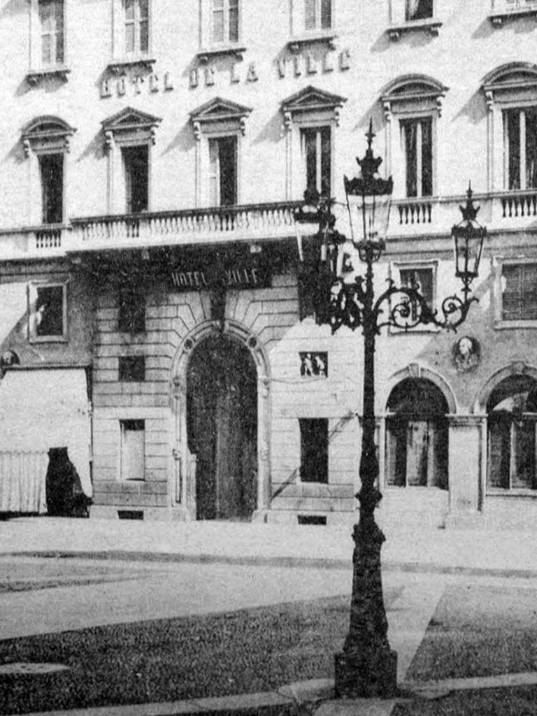 Old_Il bellissimo hotel De La Ville davanti a San Carlo in corso Vittorio Emanuele, fine 800