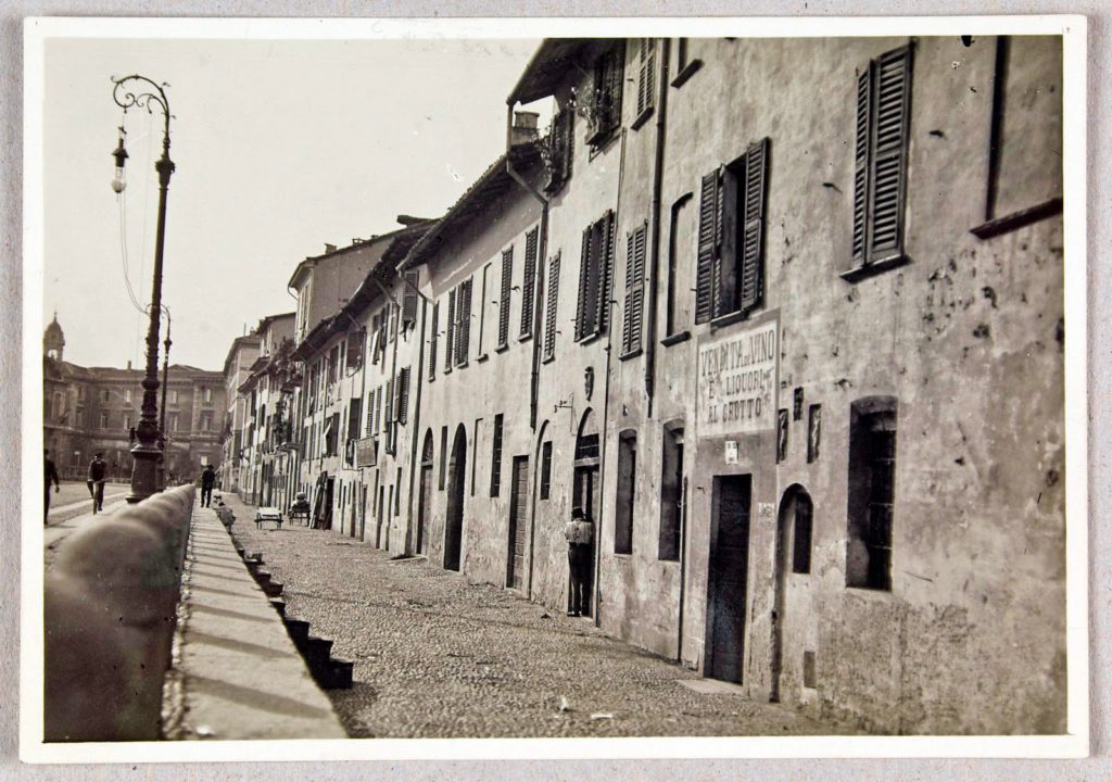 Il corso di Porta Tosa e il dislivello tra la nuova strada e il vecchio borgo che si affacciava su un corso d'acqua