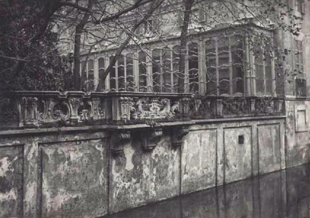 Palazzo Visconti di Modrone, balaustra