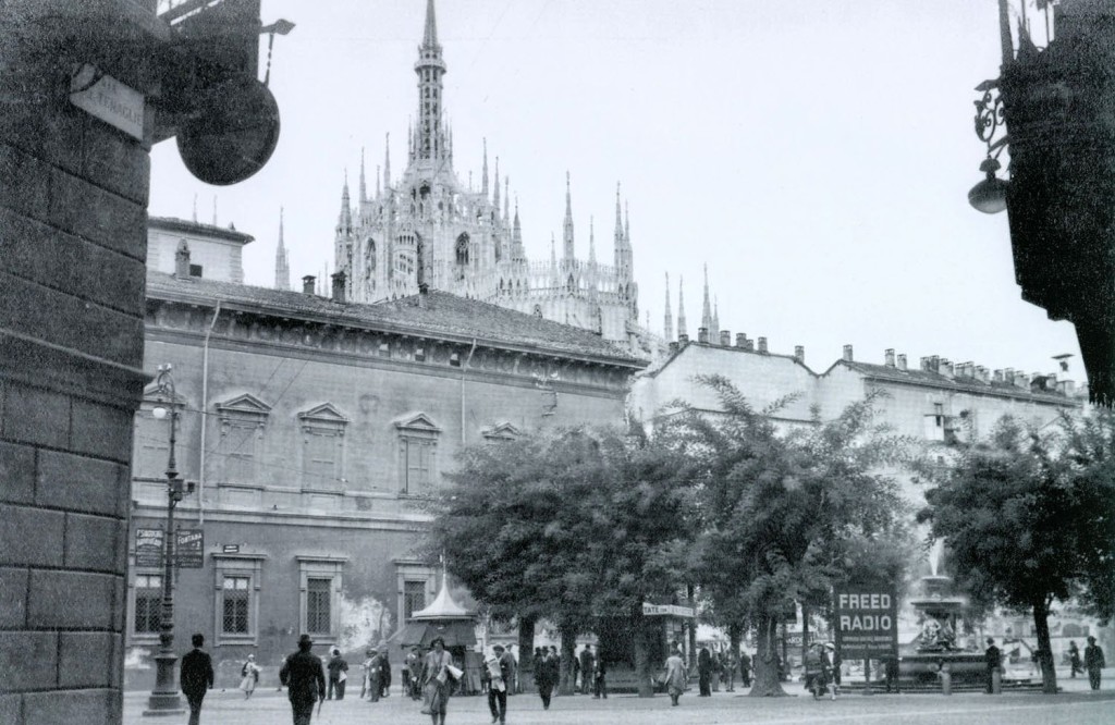 13 Piazza Fontana vista dall'angolo della scomparsa Via Tenaglie