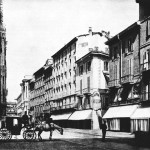 1880 Corsia del Duomo a fine 800 (la Galleria è già al suo posto). Sulla destra il Caffè Baj accanto al bazar dei fratelli Bocconi (futura Rinascente)