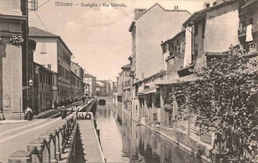 Via De Amicis, quando si chiamava via della Vittoria, a destra una delle sciostre, 1900-1905