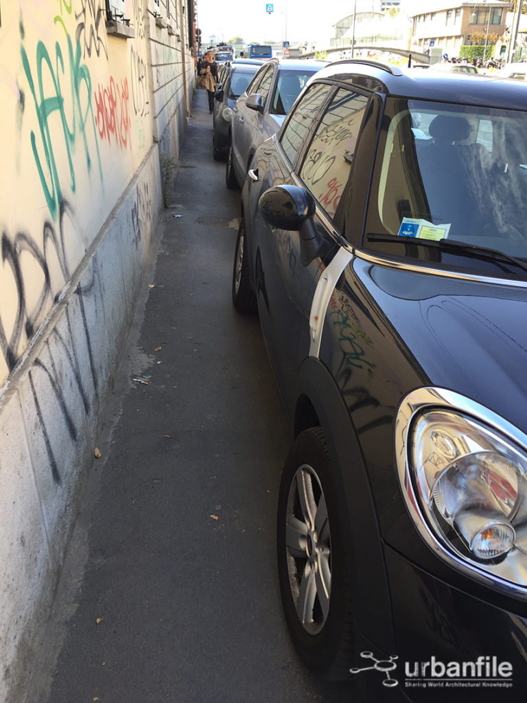 auto_parcheggiate_sui_marciapiedi_milano_6