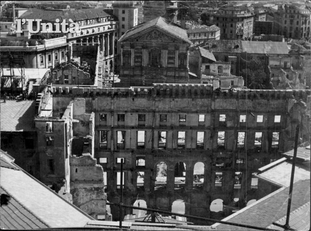 i-resti-spettrali-del-teatro-manzoni-in-piazza-san-fedele-dopo-i-bombardamenti-della-seconda-guerra-mondiale