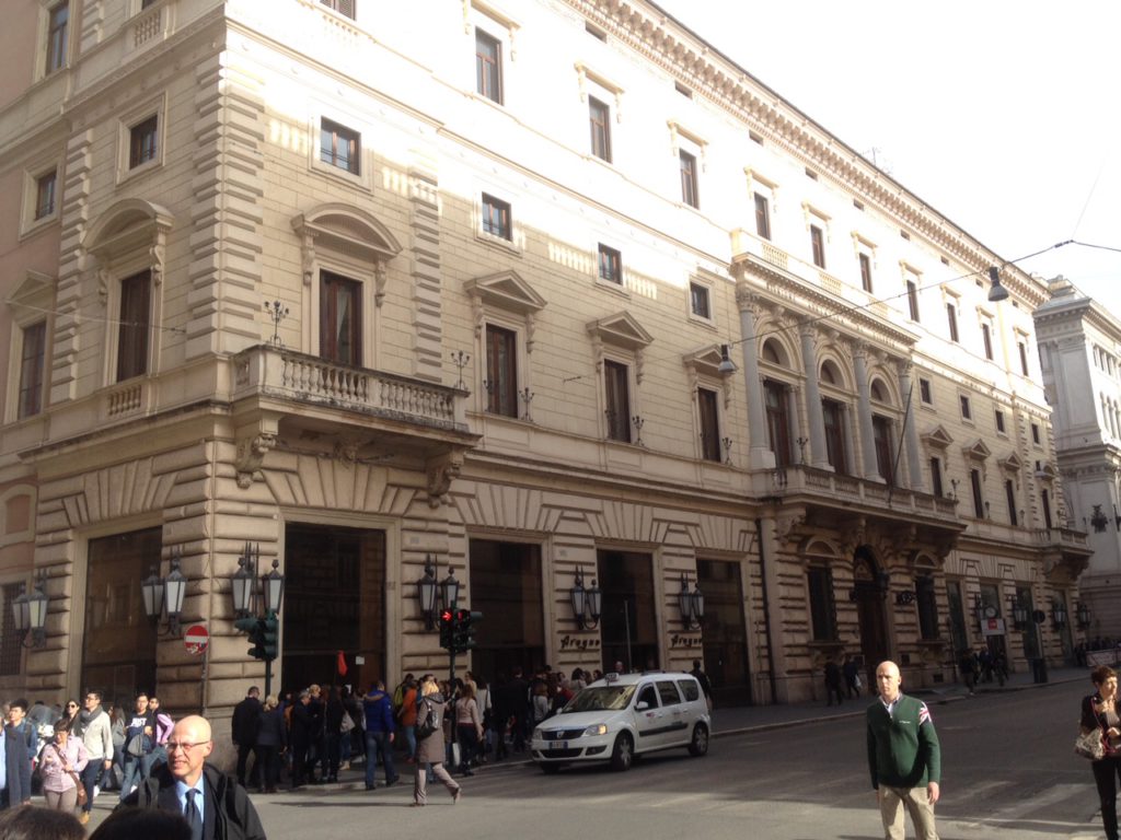 roma-palazzo-marignoli-apple-store