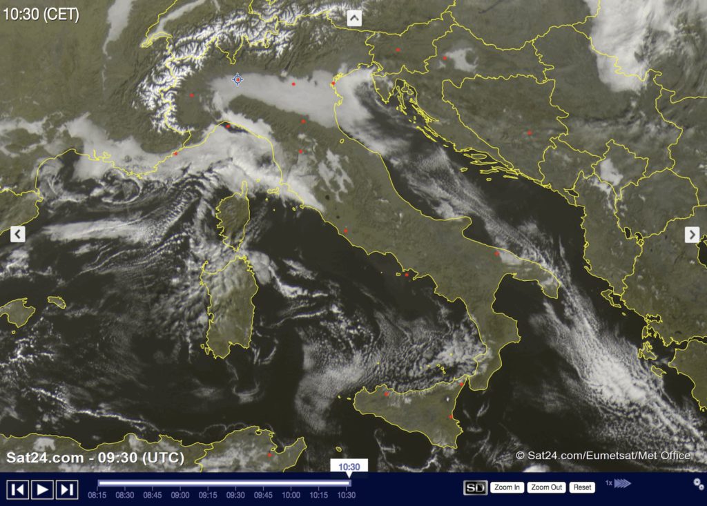 Immagine satellitare di oggi che mostra il ristagno dell'aria in questi giorni con le nebbie che dominano parte della Pianura Padana fino all'Adriatico e qualche nebbia anche in Toscana e Umbria