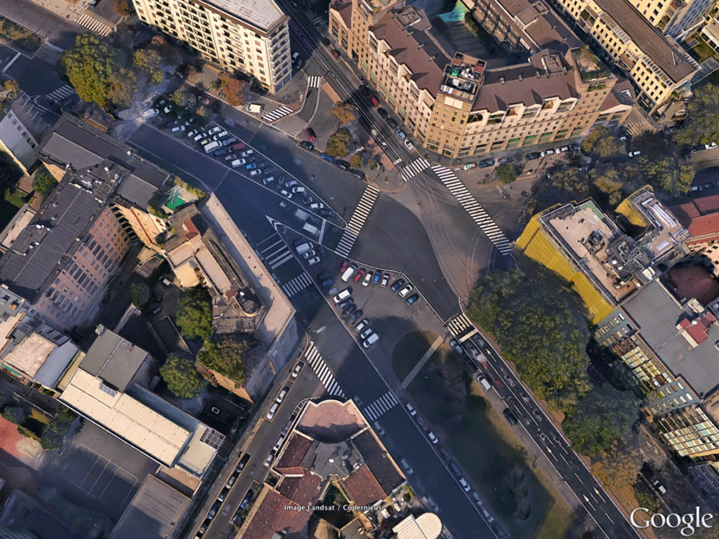 L'area di Viale Monte Santo in lavorazione con il caos di auto parcheggiate al centro