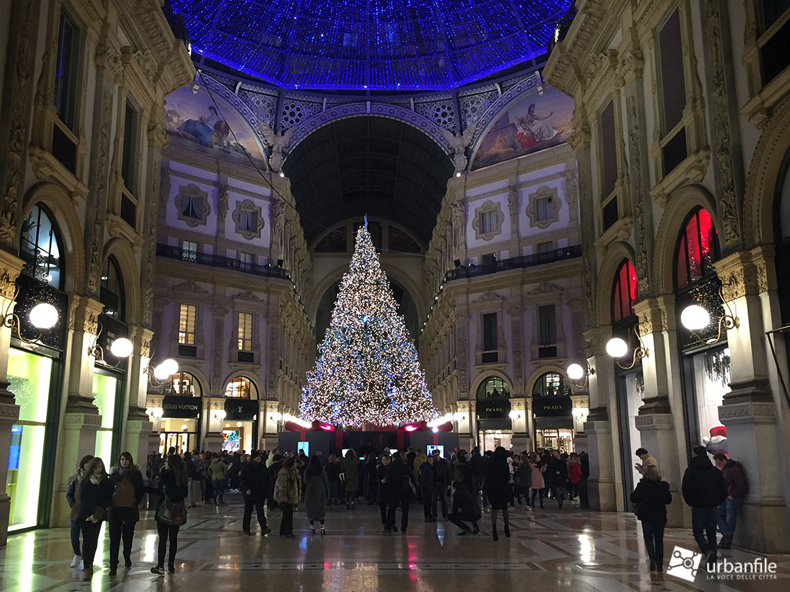 Milano Decorazioni Natalizie.Milano Natale 2017 L Albero Natalizio Piu Bello Urbanfile Blog
