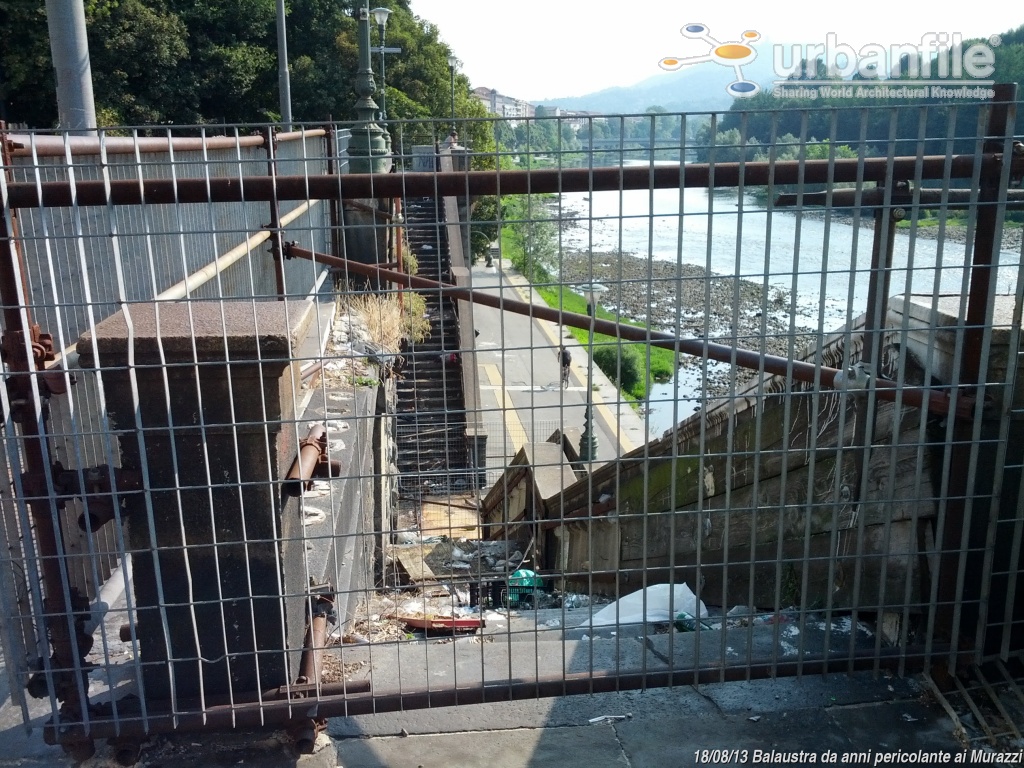 Torino | La balaustra pericolante e i suoi rifiuti