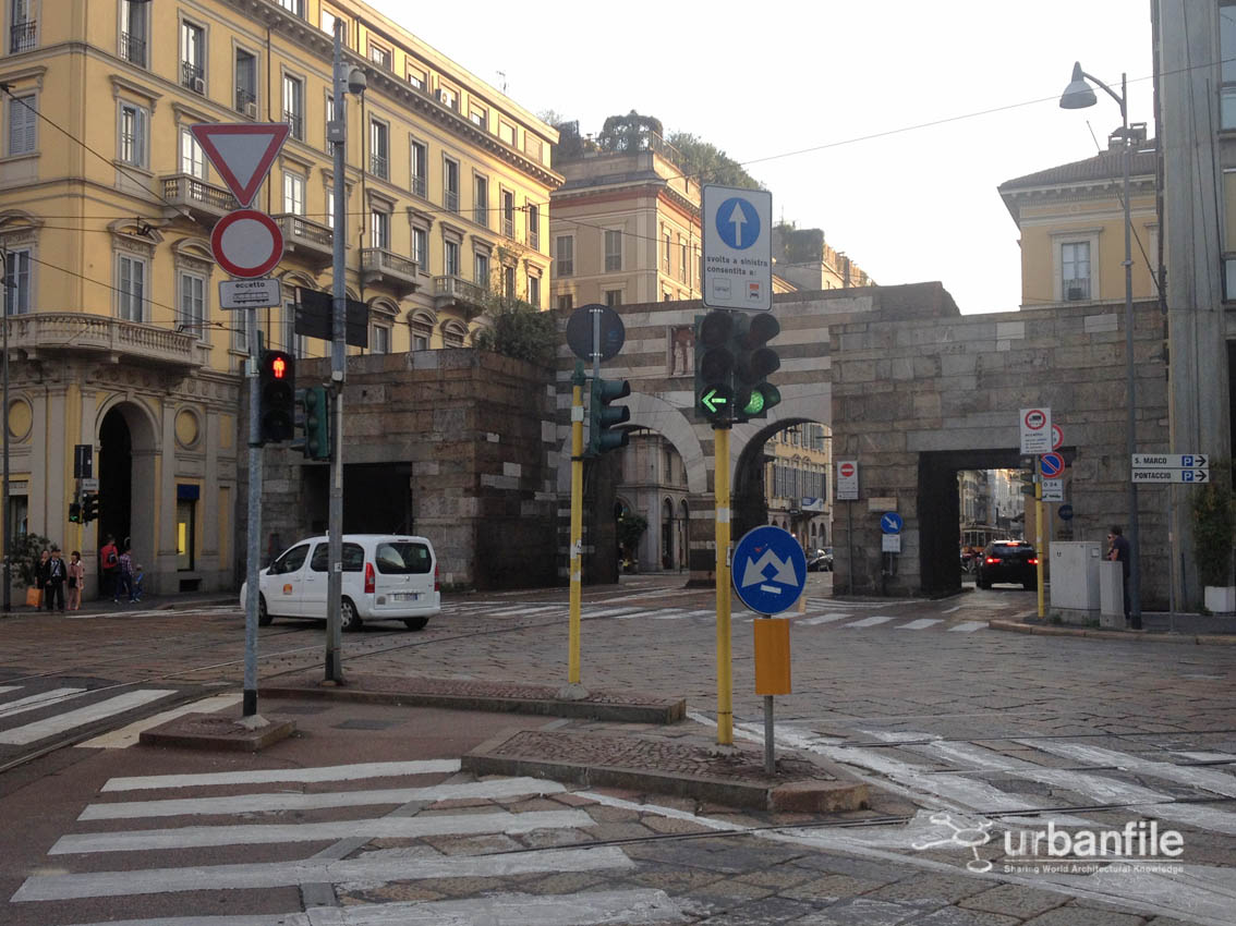 Milano | Porta Nuova – Piazza Cavour, il caos dell’arredo urbano