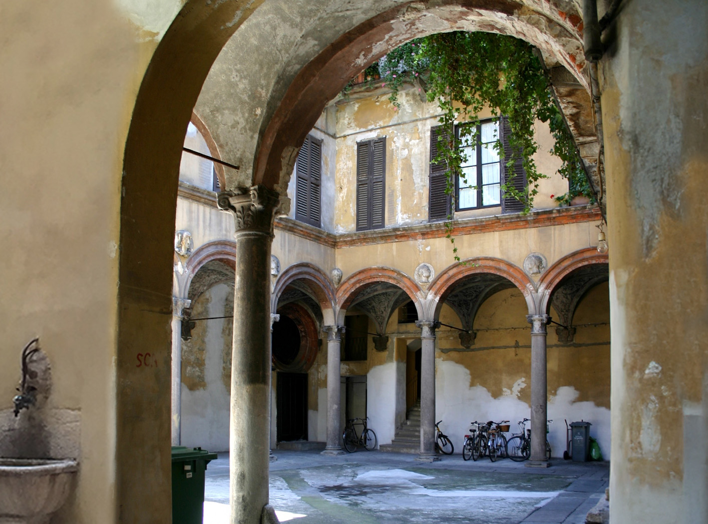 Milano | Cinque Vie – Quel cortile così bello di “Casa dei Grifi”