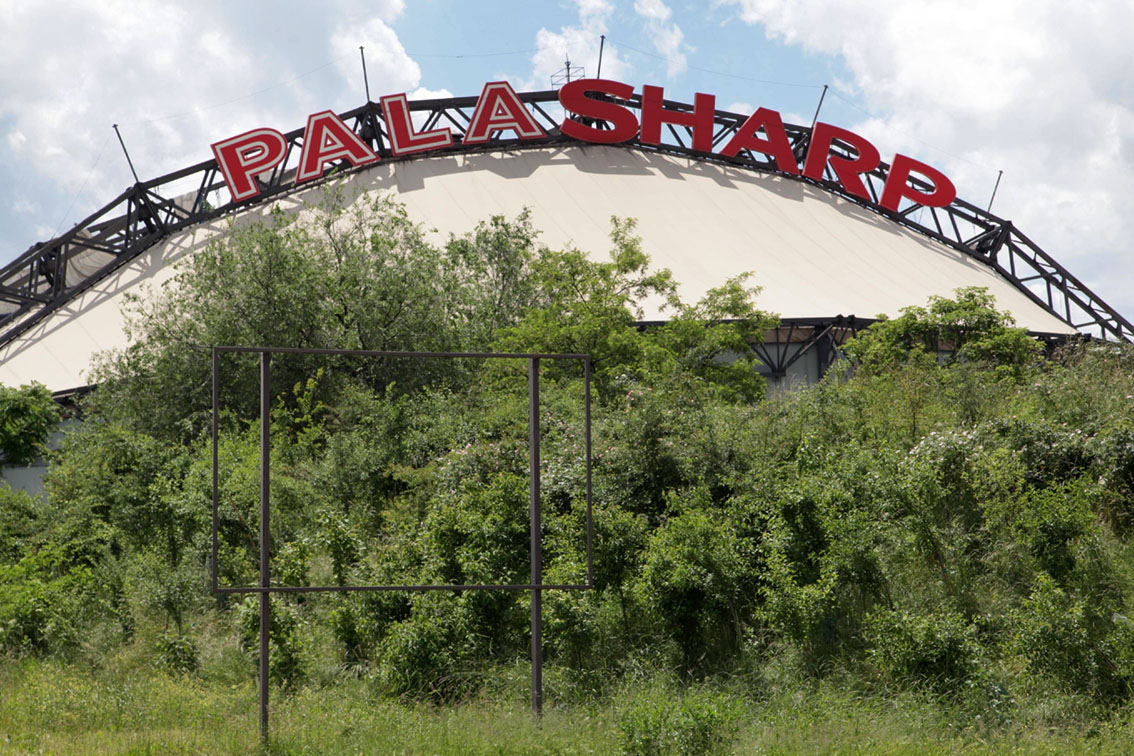 Milano | Lampugnano – Il Palasharp: un derelitto in cerca di nuova vita