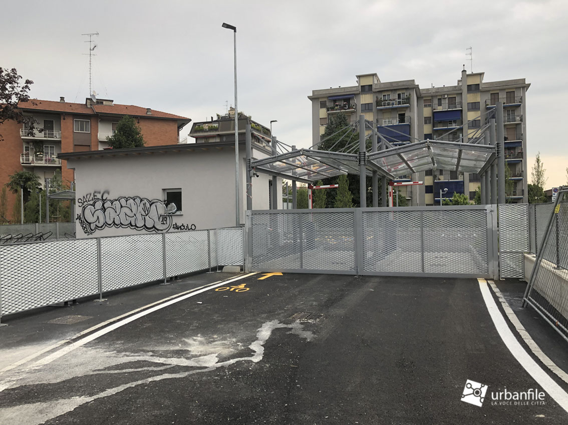 LookOurWay Bandiera Piuma Pubblicitaria 'PARKING' - Alta 3,7 M, Larga 76 Cm, Visibile Anche Senza Vento, Per Parcheggi, Eventi E Attività Commerciali - 2