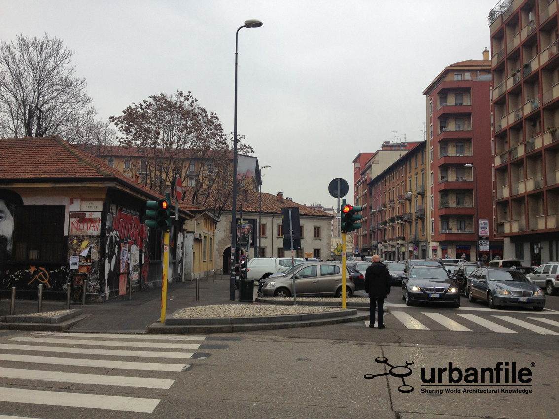 Milano | Cuccagna – Via Muratori, la cascina Cuccagna, gli alberi e le auto