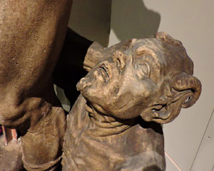 Milano Urbanfile - Duomo - La statua di Giobbe e il demone lato destro della cattedrale oggi nel museo del Duomo scultura colpita dalle bombe del 1943 particolare