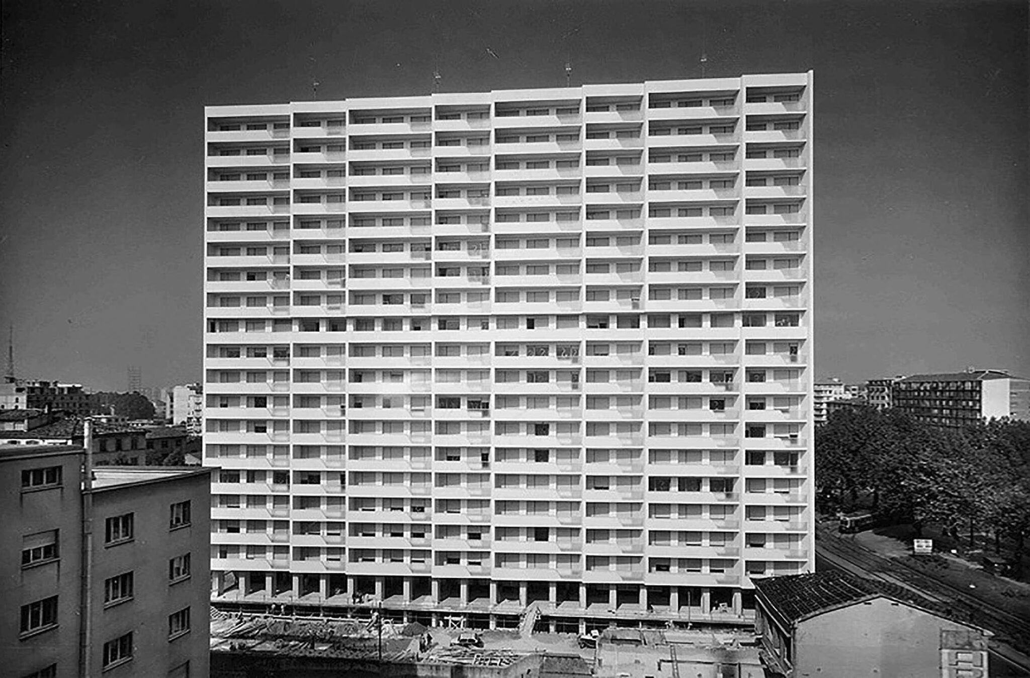 1957-Corso-Sempione-33-Palazzo-Ina-in-costruzione - Urbanfile