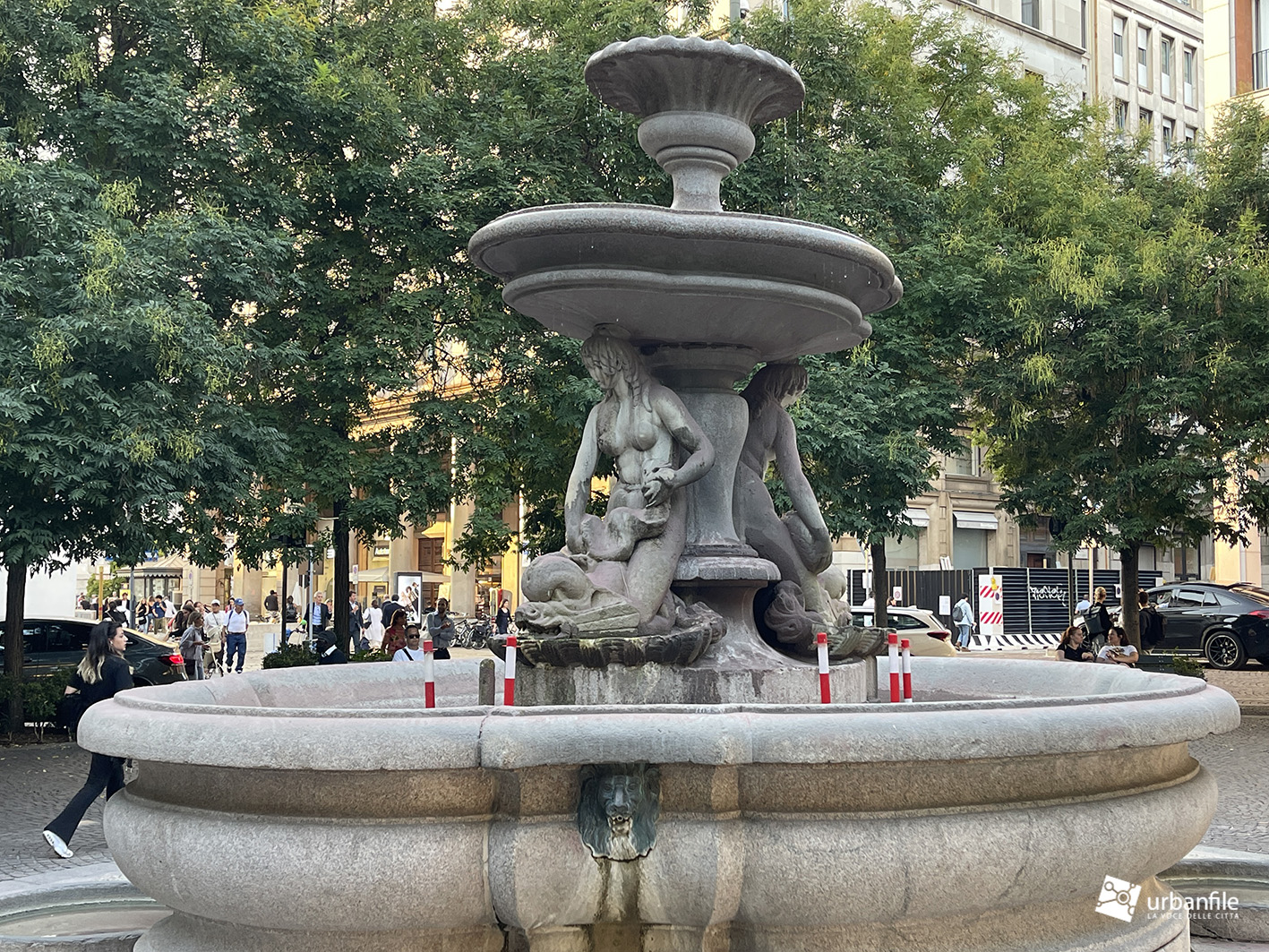 Milano | Verziere – Consueta pulizia alla fontana del Piermarini