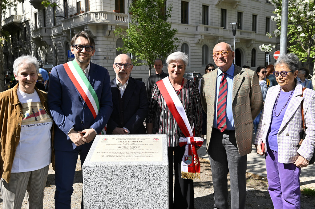 Milano | Porta Venezia – In piazzale Lavater una targa ricorda Gillo Dorfles e Guido Lopez, amici e protagonisti della cultura milanese