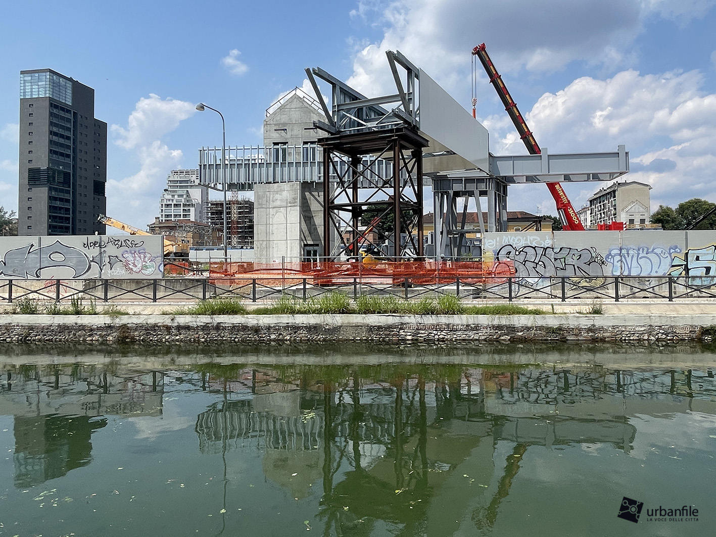Milano | Lorenteggio+Ronchetto – Cantiere nuovo ponte ciclopedonale Naviglio-Tirana: primo tronco sul naviglio