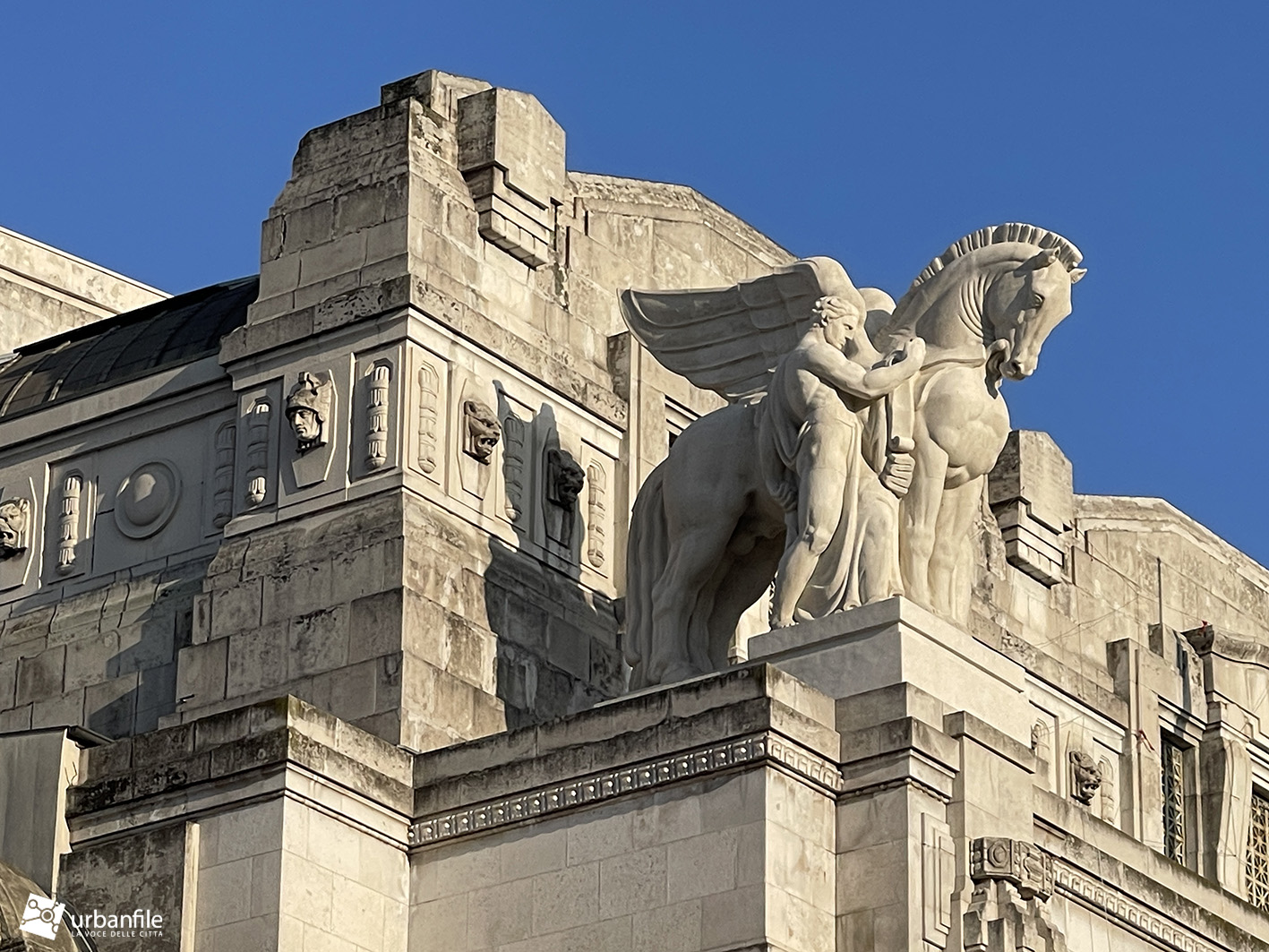 Milano | Centrale – Restauro dei cavalli alati della stazione: primo completato