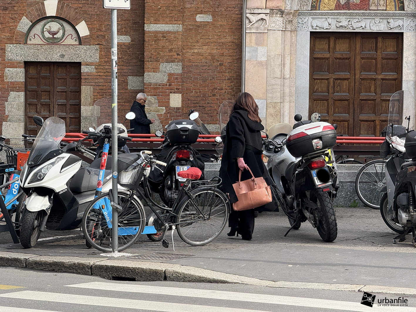 Milano | Centro – La foto del giorno: il caos di moto e motorini davanti a San Babila