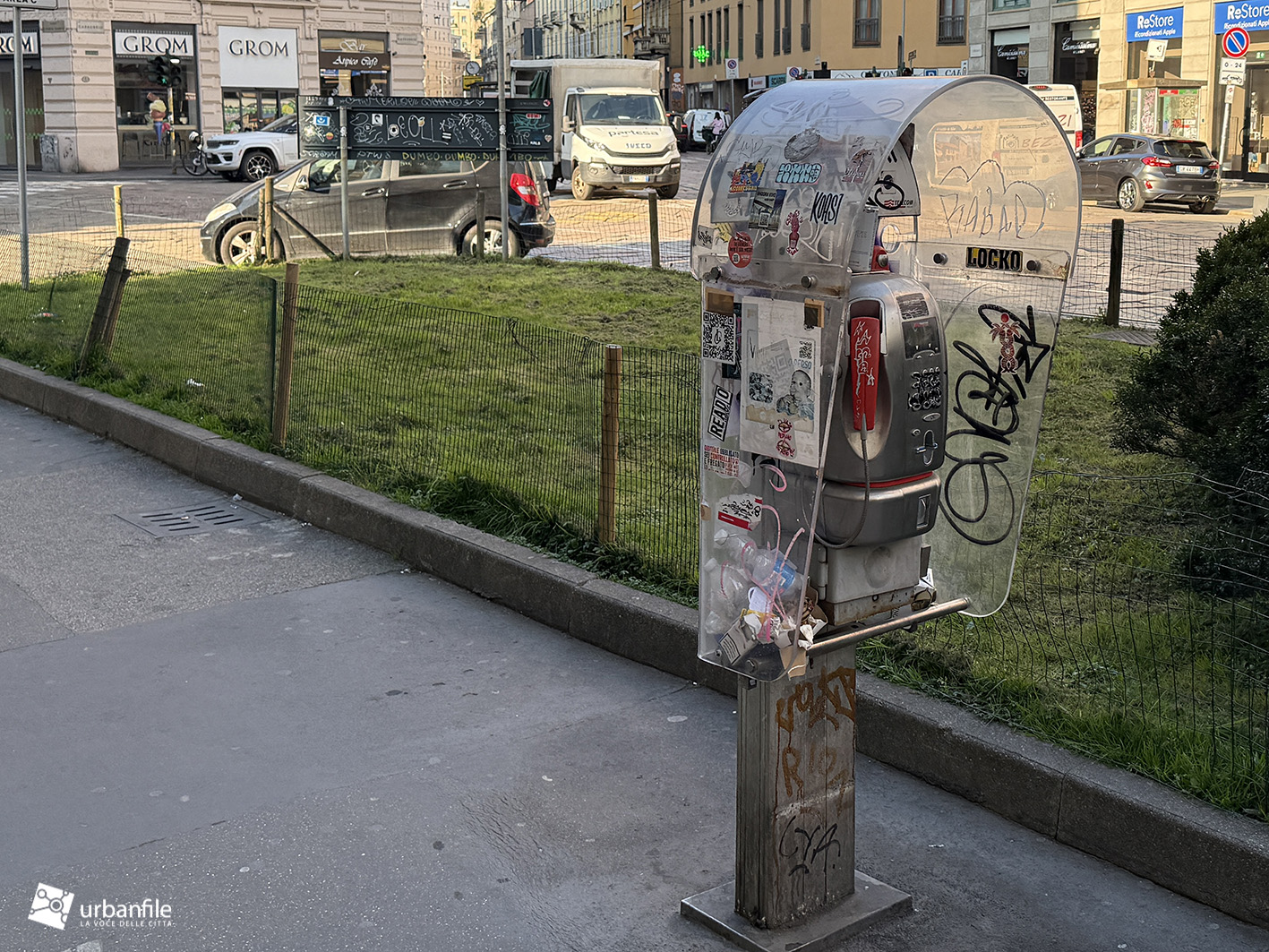 Milano | Centro Storico – La foto del Giorno: largo Carrobbio e le cabine TIM