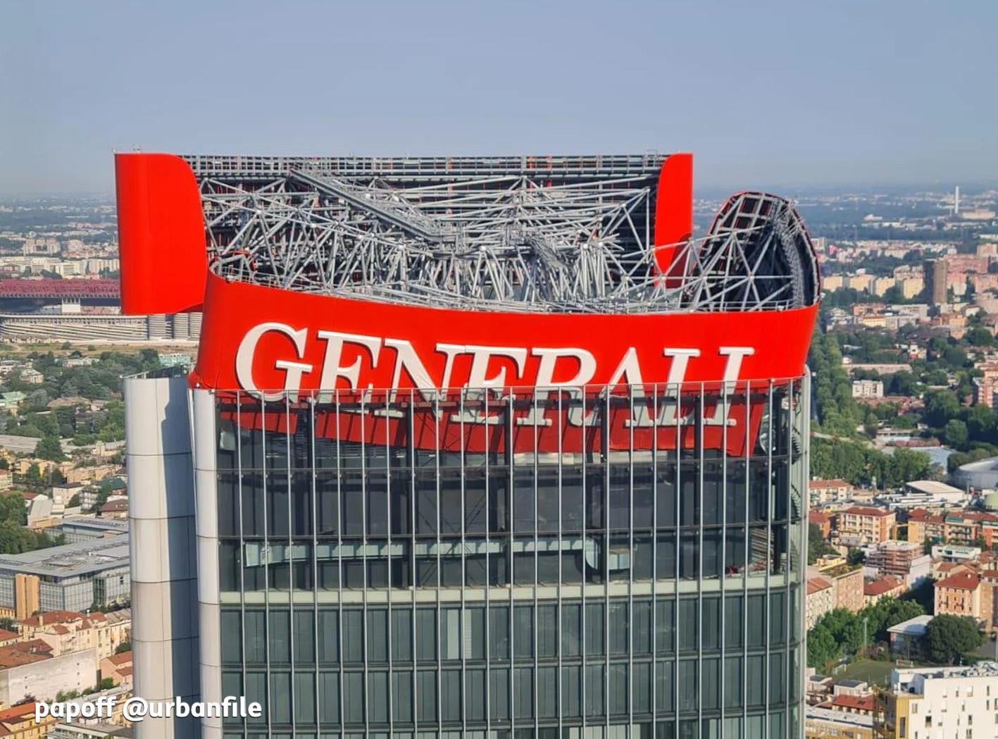 Milano | Fiera Tre Torri – E’ crollato un lato dell’insegna Generali a CityLife