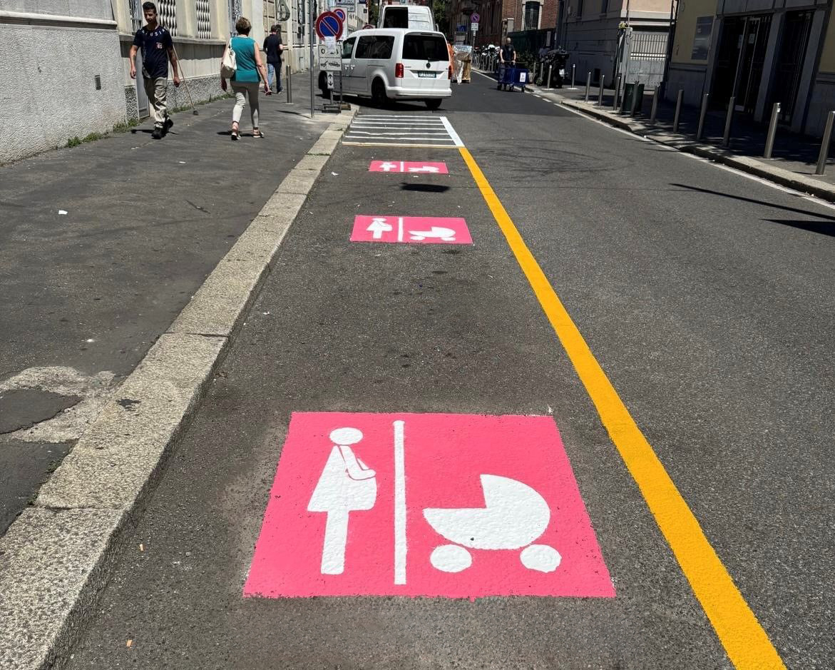 Milano | Mobilità: arrivano i primi stalli rosa in città