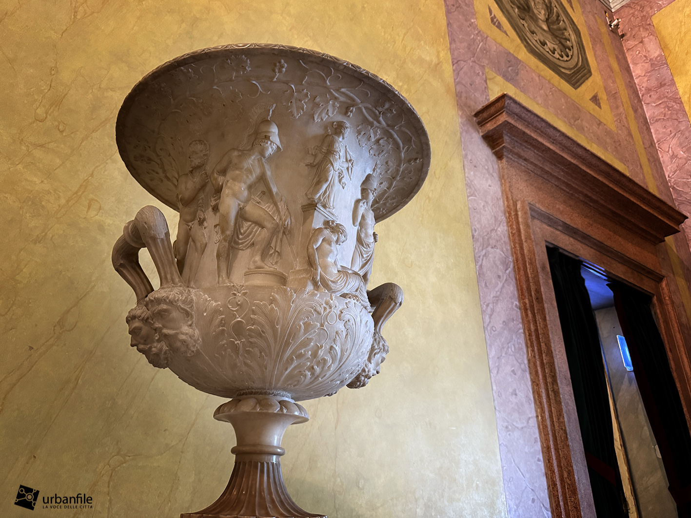 Milano | Centro Storico – Un pezzo alla volta si ricompone Palazzo Reale: tornati al loro posto i due crateri neoclassici