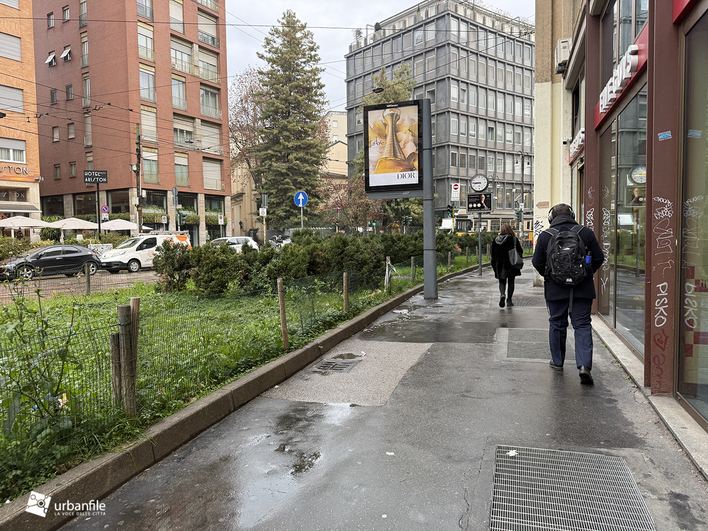 Milano | Centro Storico – Largo Carrobbio: rimossa la postazione telefonica tim in degrado
