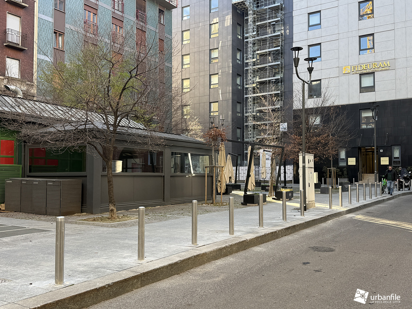 Milano | Urbanistica – La città dei paletti dissuasori… unica risposta al parcheggio selvaggio