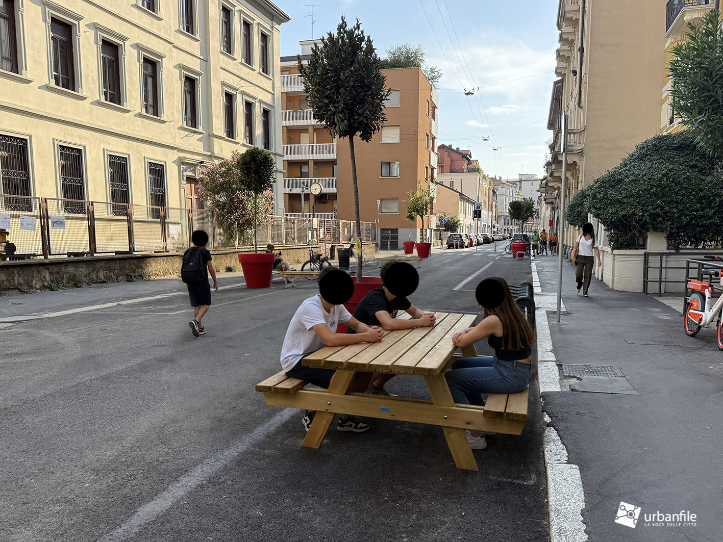 Milano | Porta Ticinese – Prende forma la nuova piazza scolastica di via Gentilino davanti alla Piolti De’ Bianchi