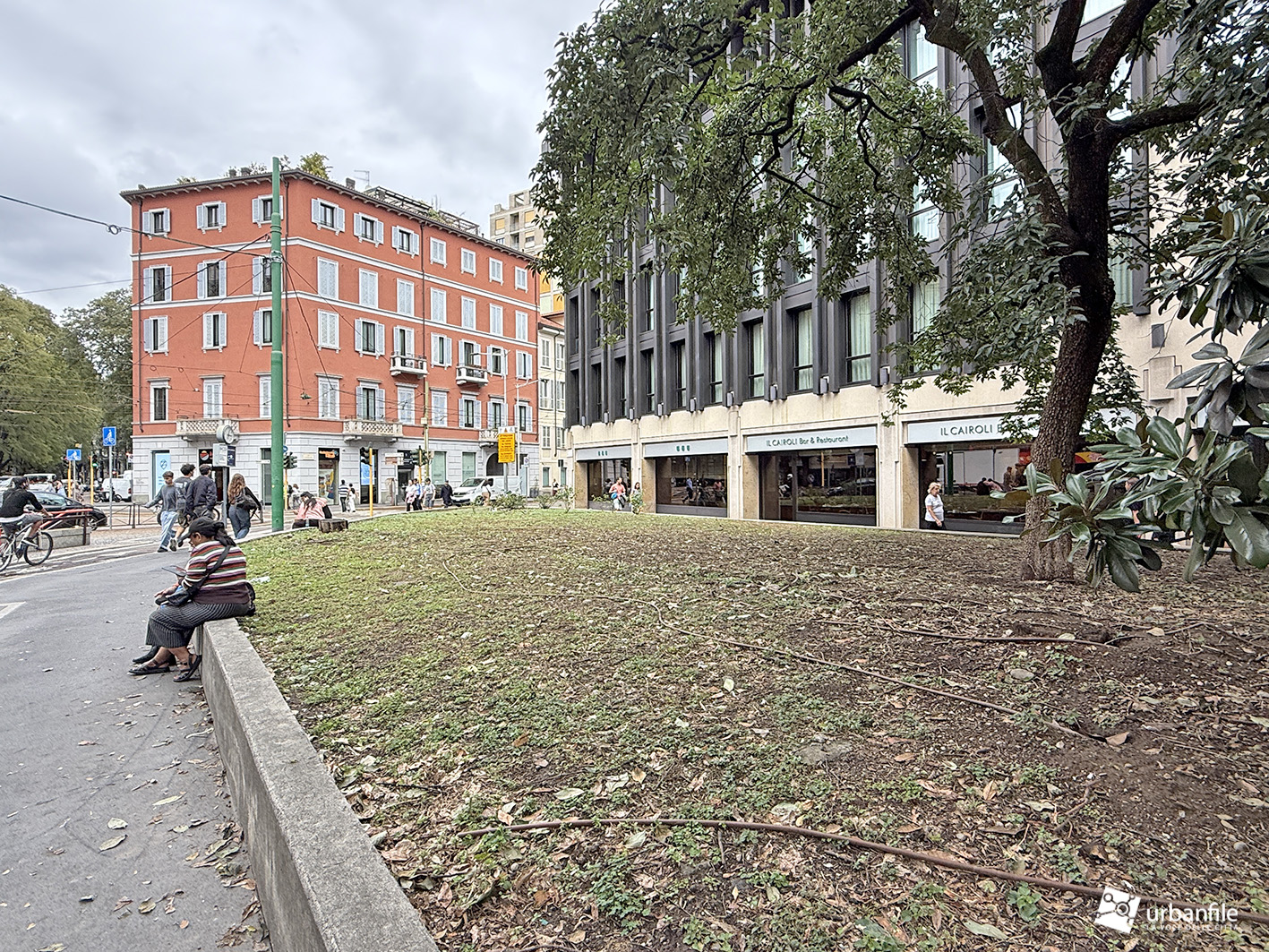 Milano | Castello – Largo Cairoli, 3 anni dopo la tempesta, gli alberi scomparsi non sono mai tornati