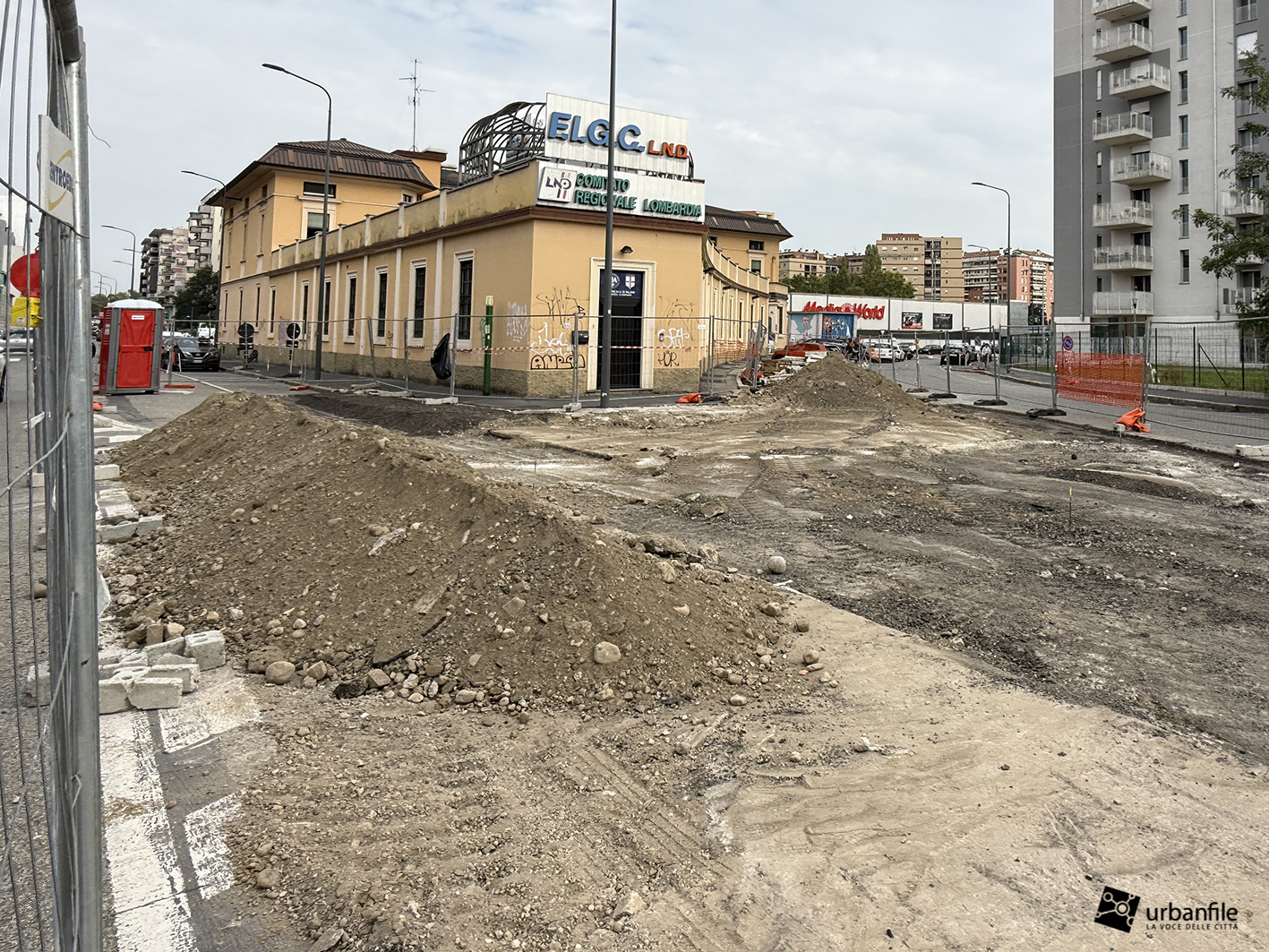 Milano | Lambrate – Via G. Crespi: via un po’ di cemento, arriva finalmente il verde